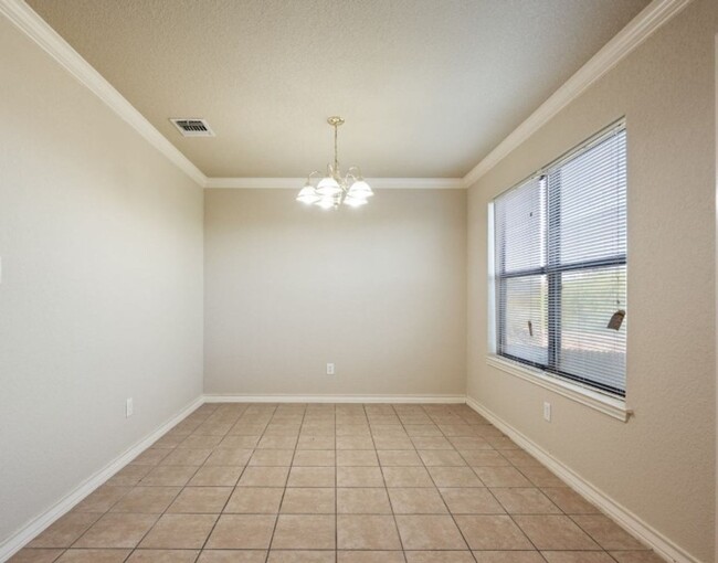Building Photo - Spacious 3 bedroom 2.5 Bath Duplex in Gate...