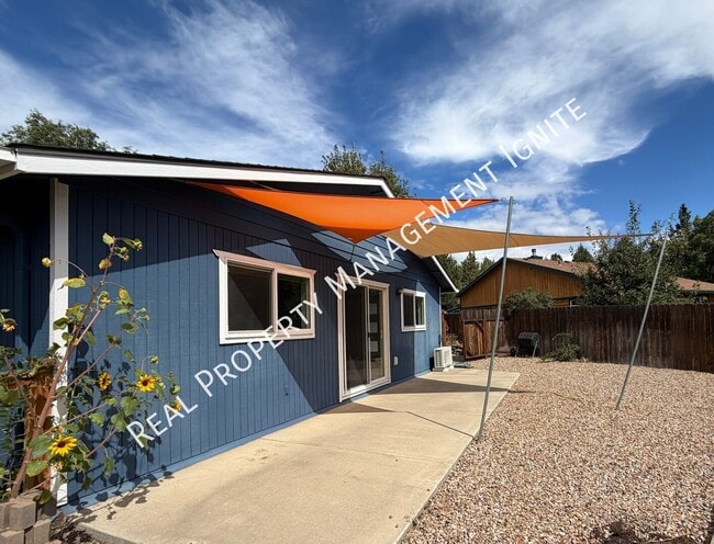 Building Photo - 2087 NE Mistletoe Ct