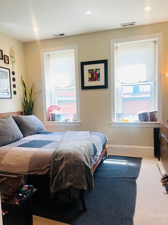 Building Photo - Columbia Heights Penthouse Condo | 1 Bed | 1 Bath | 600 Sf