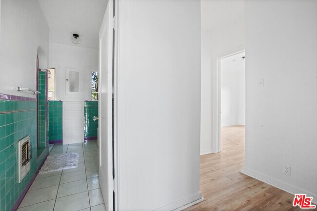 Building Photo - 1091 S Mansfield Ave