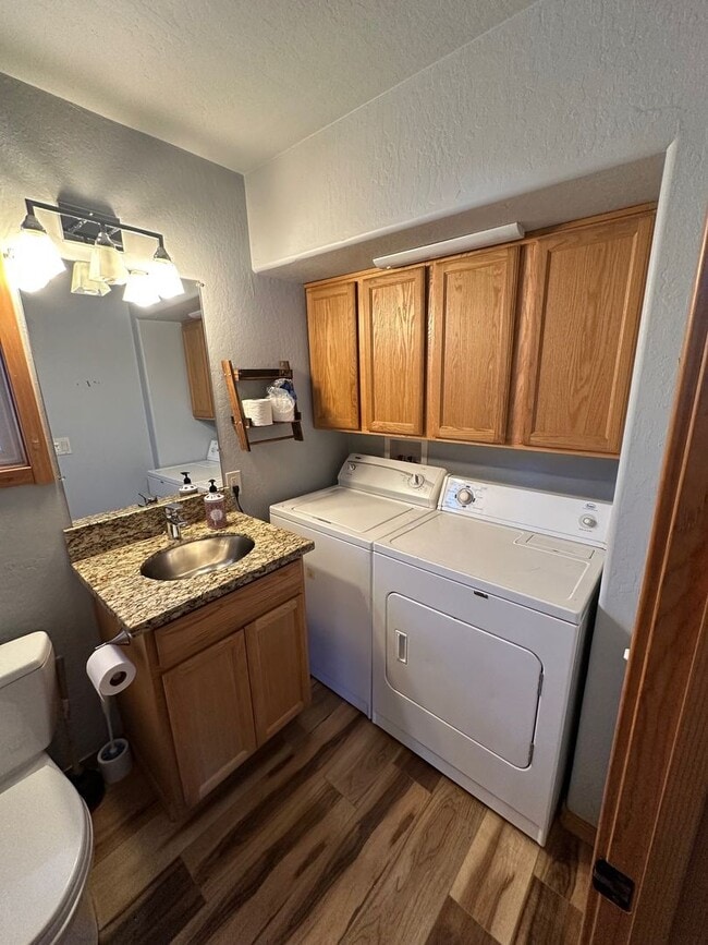 Building Photo - Conveniently Located Two Bed + Loft, Backs to Pond and Trails