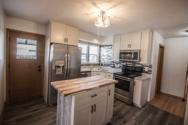 Building Photo - 706 North St