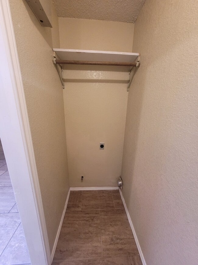 Building Photo - 3 bed 2 bath 2 car garage on cul-de-sac!
