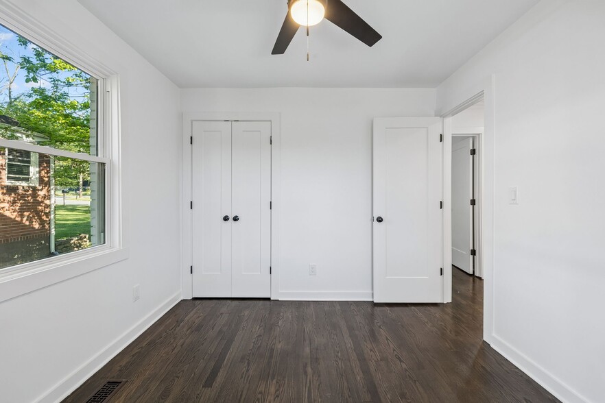 Building Photo - 902 Broadmoor Dr