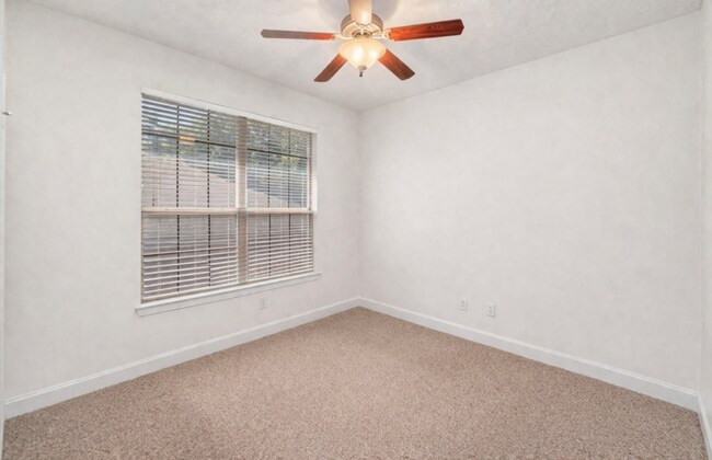 Building Photo - 4 Bedroom in Ideal Neighborhood!!