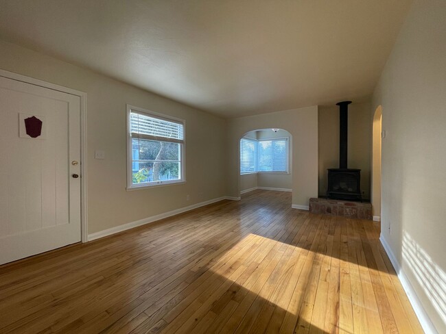 Building Photo - 1bd/1ba Seattle Home