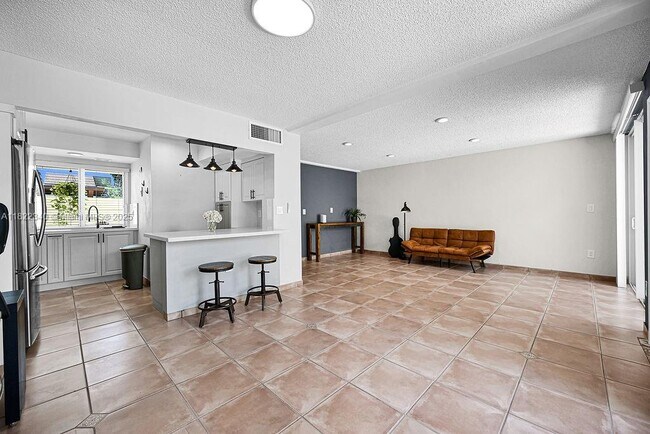 Building Photo - 9133 Fontainebleau Blvd