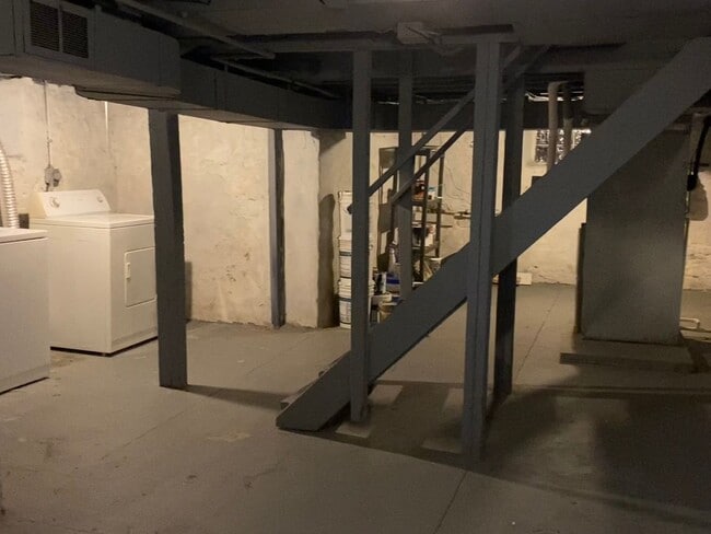 Building Photo - Beautifully updated and Spacious!  2 Bed House in Madisonville with walk through!!