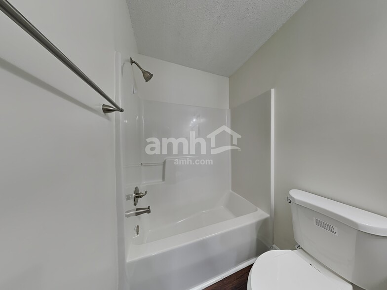 Building Photo - 215 Creekview Dr