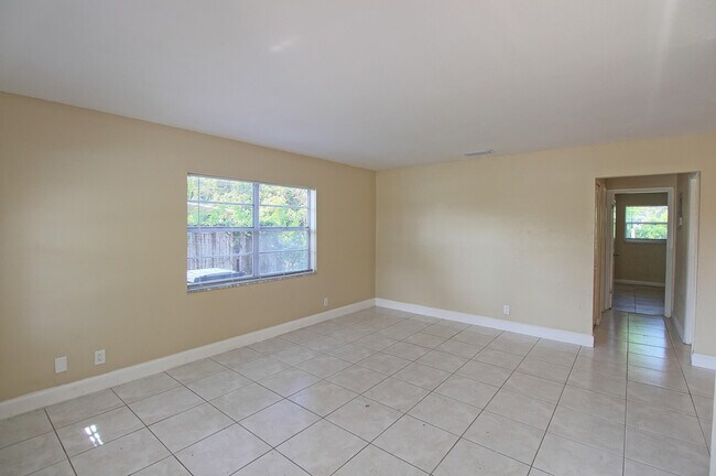 Building Photo - 1045 Miami Blvd