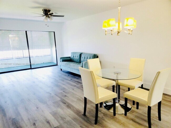 Building Photo - 1500 Park Beach Cir