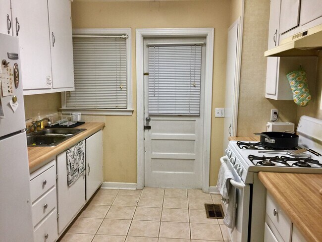 Building Photo - Two Bed / One Bath - Very Convenient Unit for Rent in Brandon