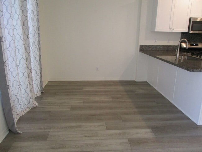 Building Photo - Murrieta 3 Bdr 2.5 Bath Town Home Built 2020