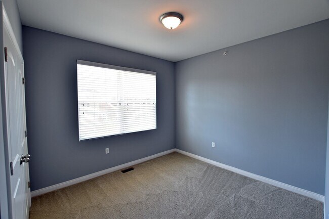 Building Photo - Shelby Township - 3 Bedroom, 2 Bath, End-Unit condo style w/Att Garage