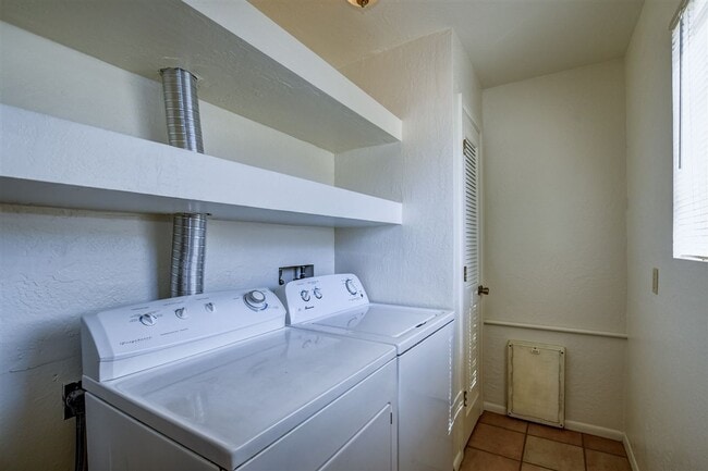 Building Photo - Newly Remodeled 3 Bed, 2 Bath Home with 1 ...