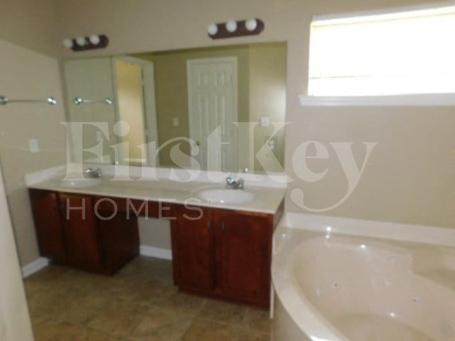Building Photo - 4655 Tulip Creek Dr