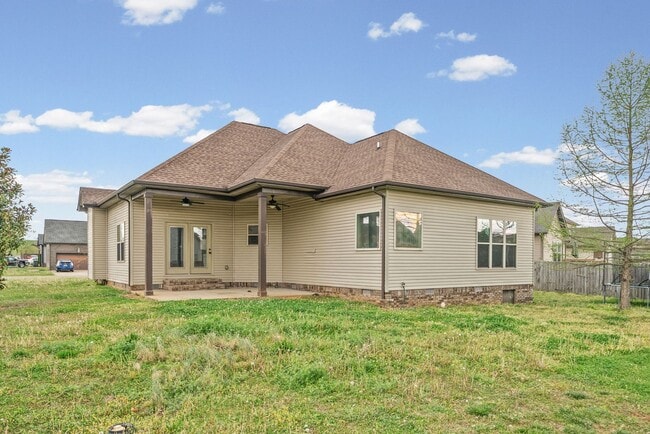 Building Photo - 3 Bedroom 2 Bath Pet Friendly Home For Rent!