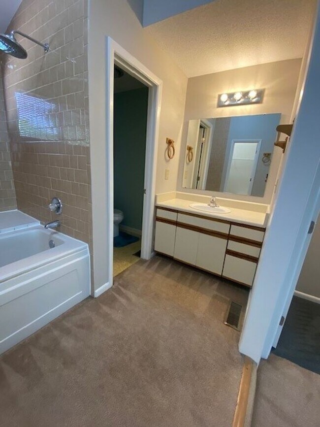 Building Photo - Welcome to this stunning 2-bedroom, 2-bath...