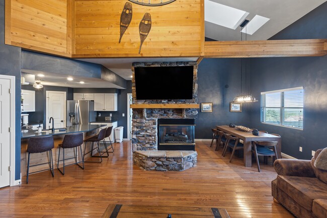 Building Photo - 8120 Stonegate Dr