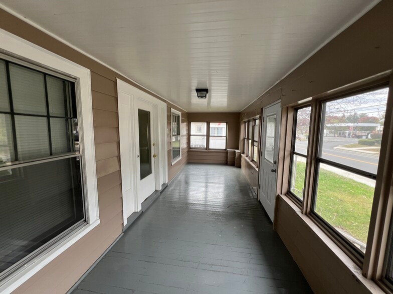 Shared Front Porch - 15 Brewer St