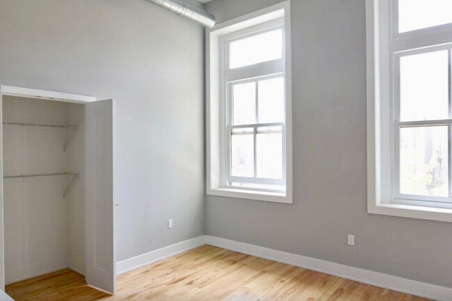 Building Photo - 1523 W Girard Ave