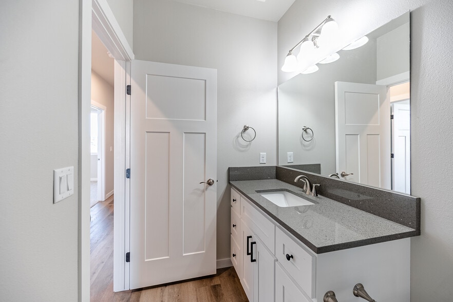 Building Photo - 4075 Quinn Dr NE