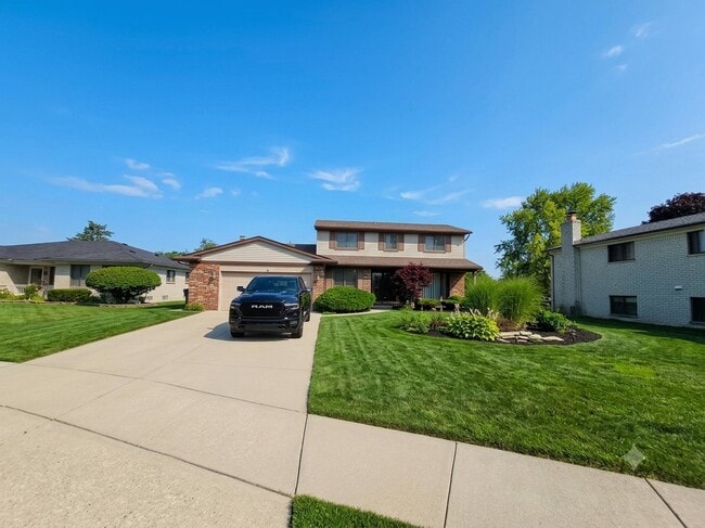 Building Photo - 14443 Lakeshore Dr