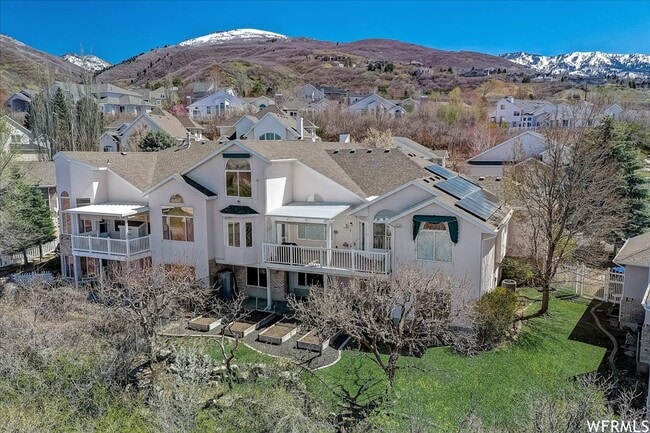 Building Photo - Large 6 Bedroom Home, 3 Car Garage, Gorgeo...
