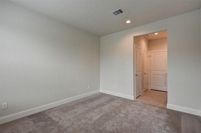 Building Photo - 2710 Grand Fountains Dr