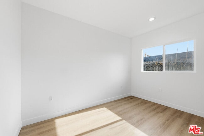 Building Photo - 222 E Vernon Ave