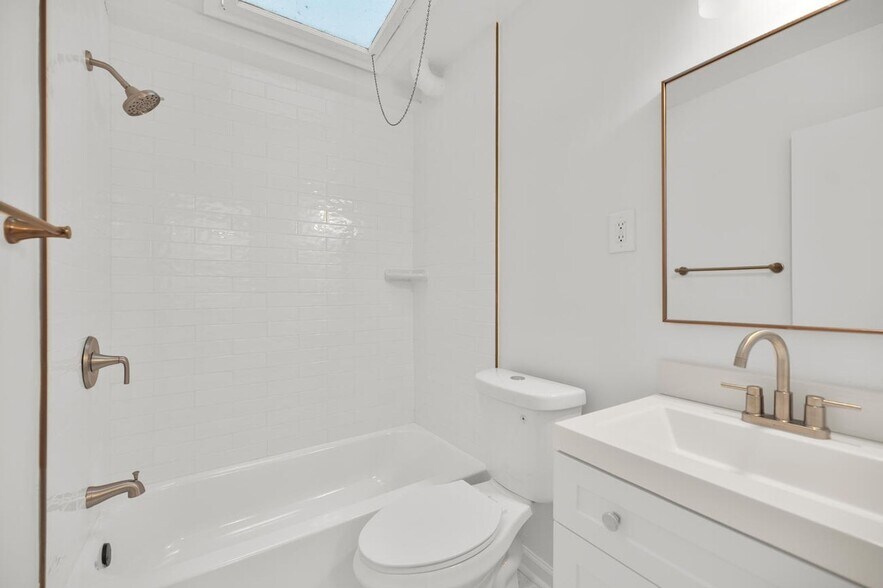 Building Photo - 2510 East Pl NW