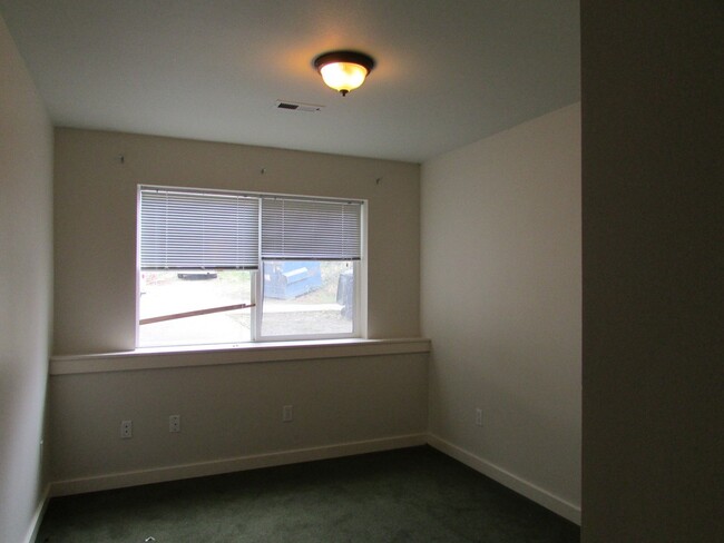 Building Photo - Pre - Leasing Excellent 7 Bedroom/3 Bathro...