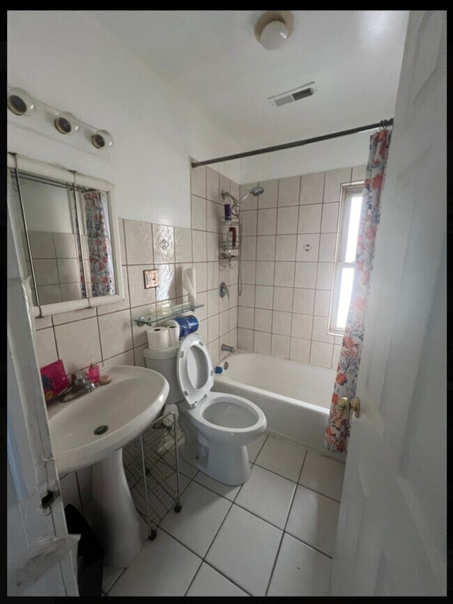 Building Photo - 821 N Hermitage Ave