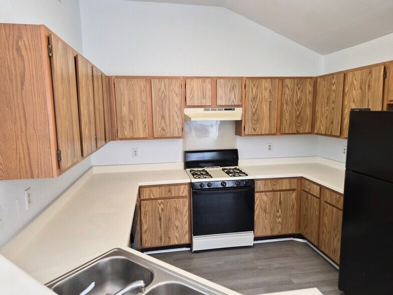 Building Photo - 915 Hyridge St