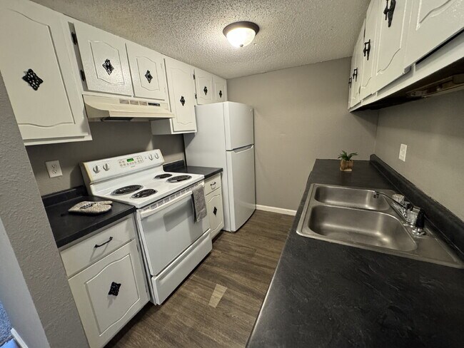 Building Photo - Easy Like Sunday Morning — Comfortable 2 Bed Apartment in Pawnee