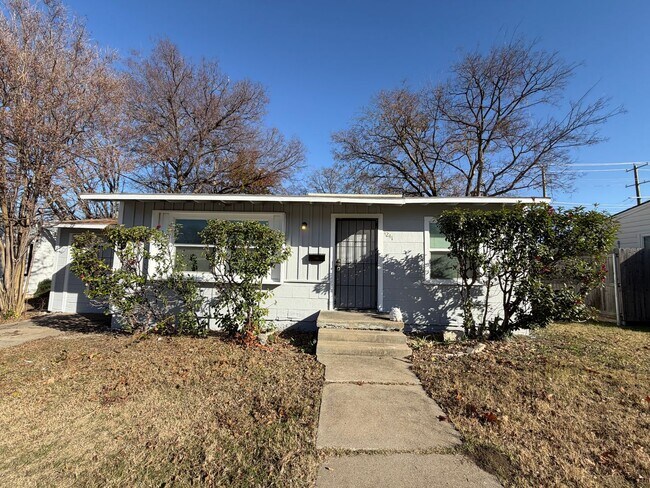 Building Photo - AVAILABLE NOW 2 BEDROOM 1 BATH WITH BONUS/FLEX ROOM IN SOUTH FORT WORTH