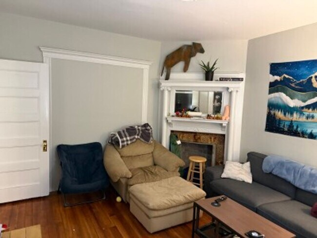 Building Photo - Allston 4.5 Bed  2 Bath - 9/1