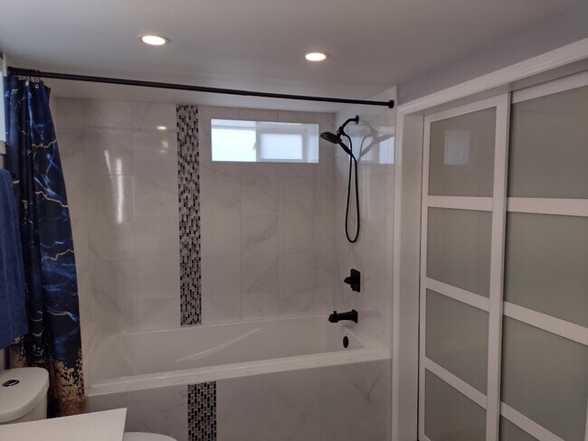 Master Bath with soaker tub, walk in closet - 1111 Clifton St NE