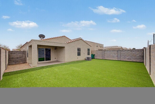 Building Photo - 12586 W Myrtle Ave