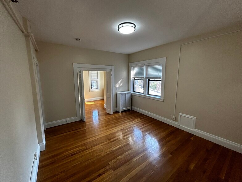 Building Photo - 1402 Beacon St