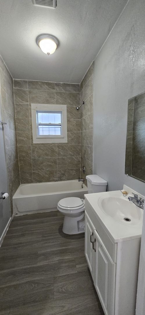 Building Photo - Beautiful 2 bedroom 1 bath Tampa bungalow