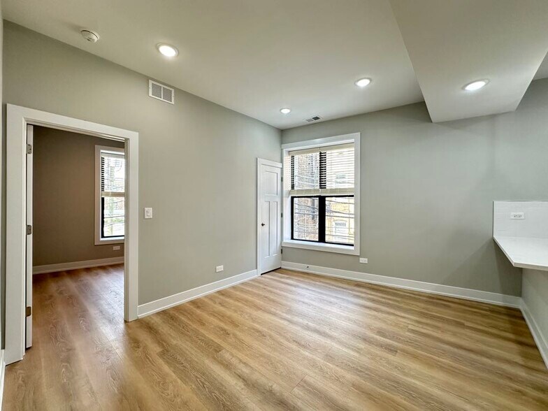 Building Photo - 437 W Belden Ave