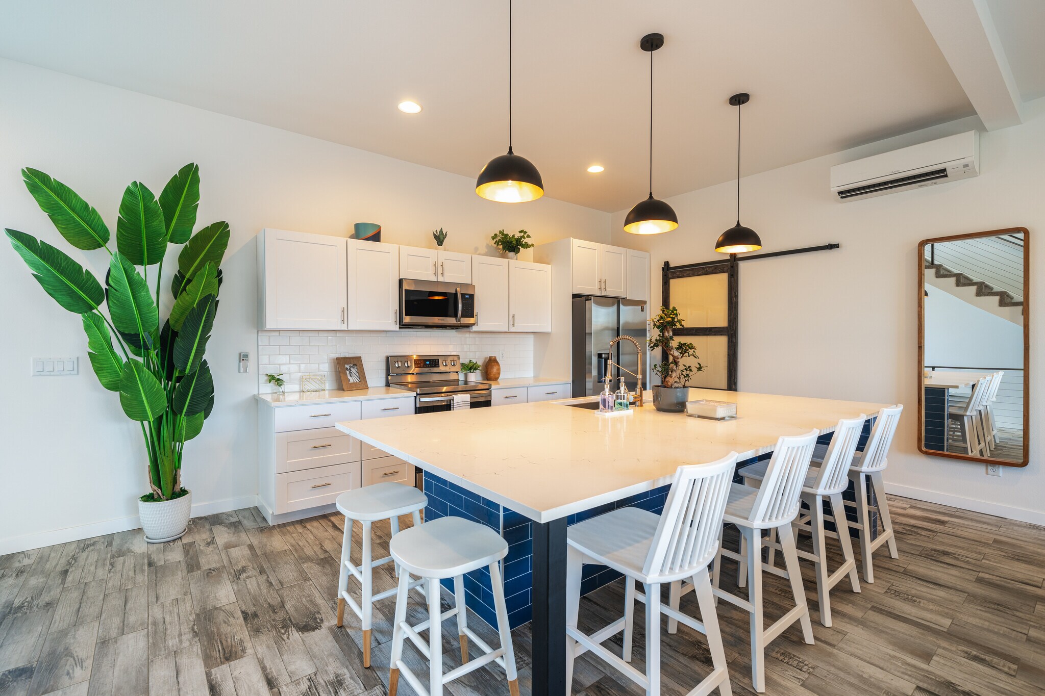 Oversized Island - 823 Orondo Ave