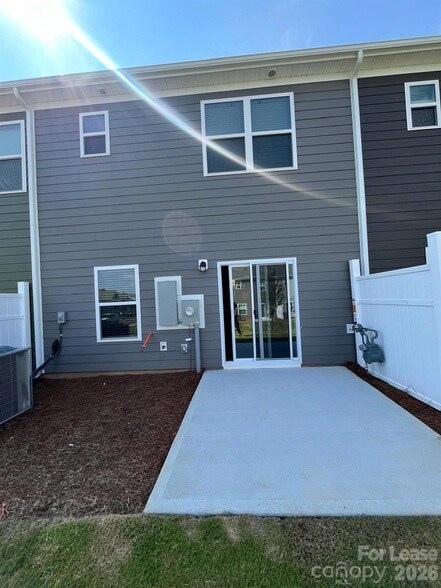 Building Photo - 2690 Yeager Dr NW