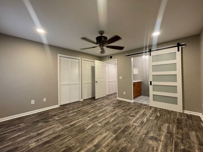 Building Photo - Beautifully renovated 2/2 in Bellevue! **M...