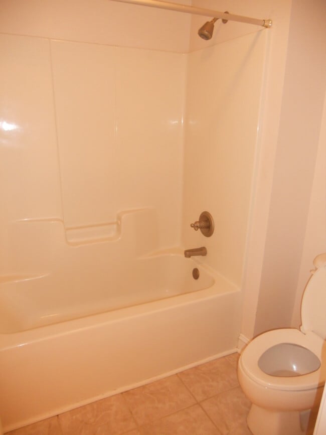 Building Photo - 409 Pointe Dr
