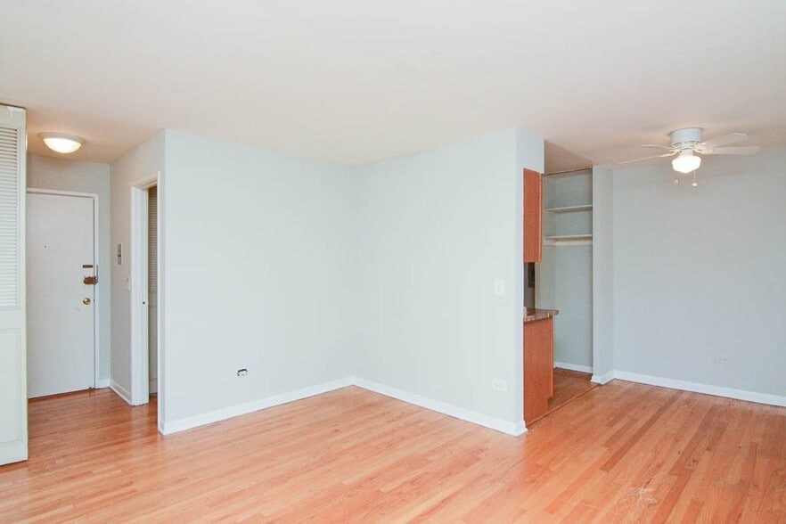 Building Photo - 503 W Briar Pl