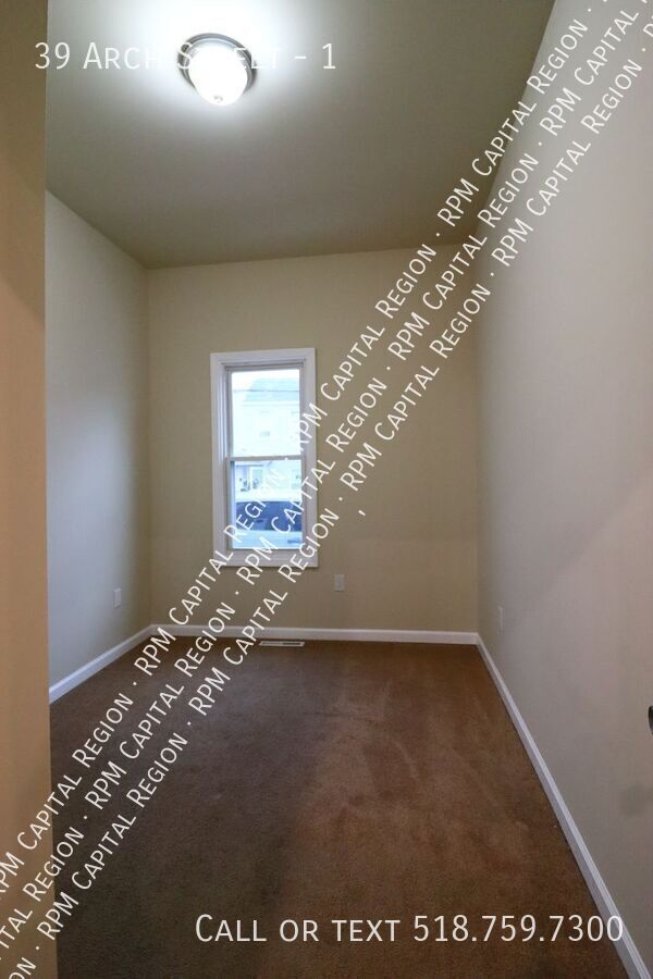 Building Photo - 39 Arch St