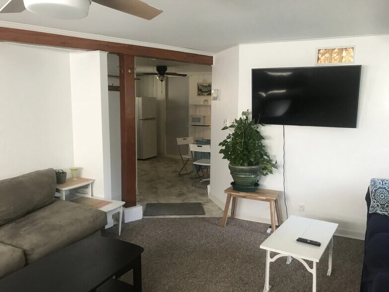 Building Photo - 4425 N Kenton Ave