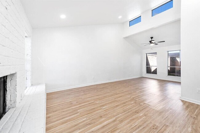 Building Photo - 10626 Sandpiper Dr